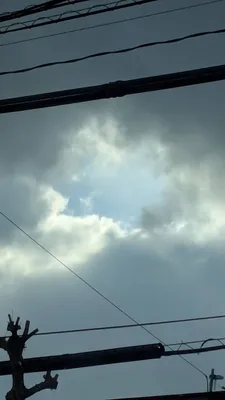 雲の切れ間からのぞく青空