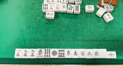 麻雀牌が並ぶリーチ直前の手元