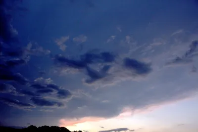 夕日を飲み込む層雲