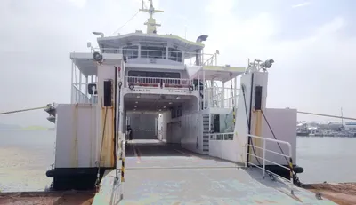 岸壁に接岸したカーフェリー