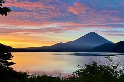 富士山と湖の壮麗な朝焼け