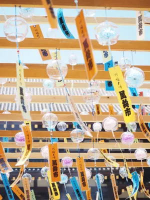 夏の風情あふれる風鈴祭りの光景