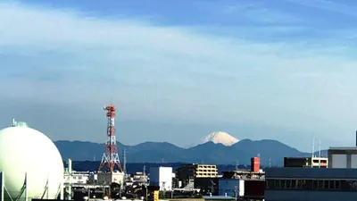 遠くに富士山を望む都市景観