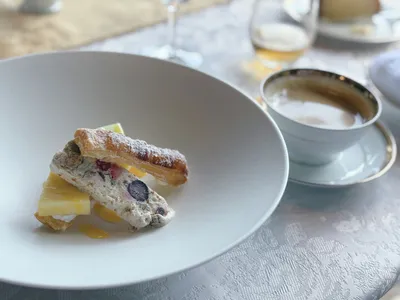 コーヒーとフレンチのデザート皿