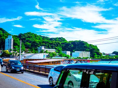 逗子の国道と山