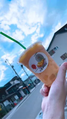 青空に掲げたメロンジュース