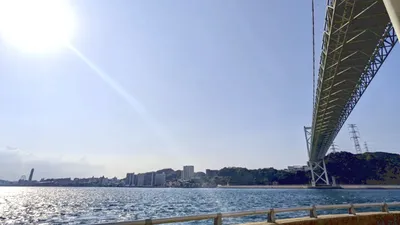 真下から見上げる吊り橋と海峡