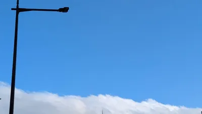 青空に伸びる街灯のシルエット