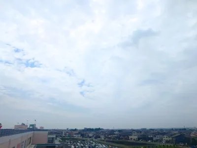 広がる雲と街並みの景色