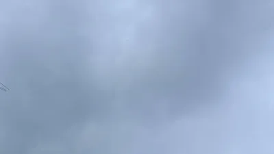 一面の灰色に覆われた曇り空