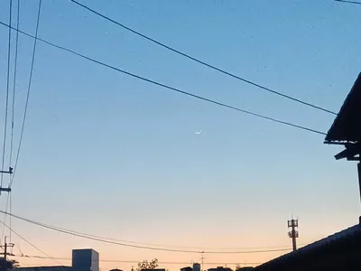 遠くに三日月