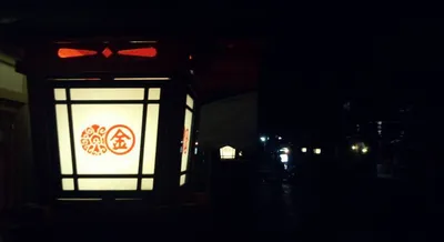 夜の路地に灯る和風の行灯