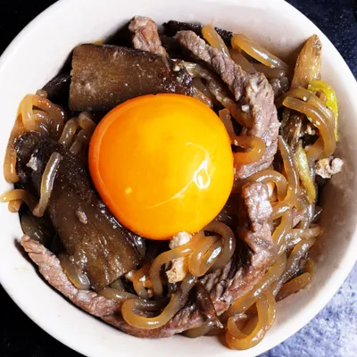 濃厚黄身が輝く牛肉としらたきの煮物
