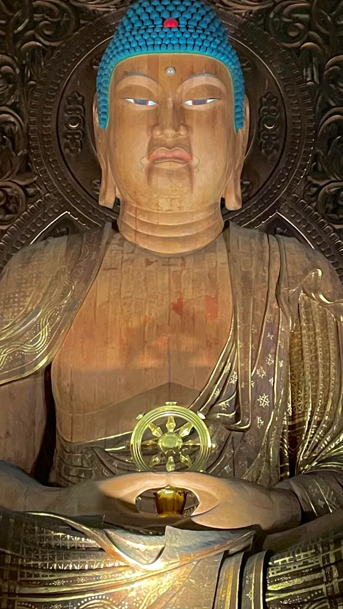 荘厳な木彫りの大仏像