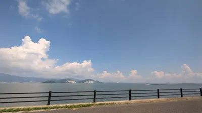海が見える道で