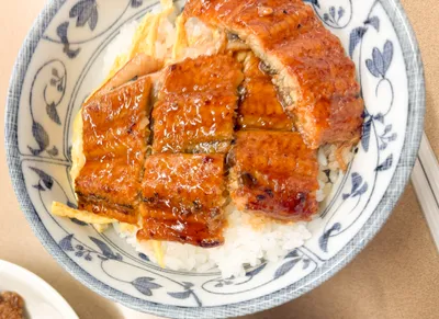 錦糸卵を敷いたうな丼