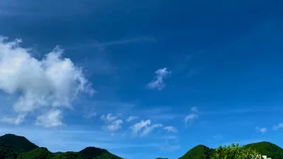 夏の山と青空