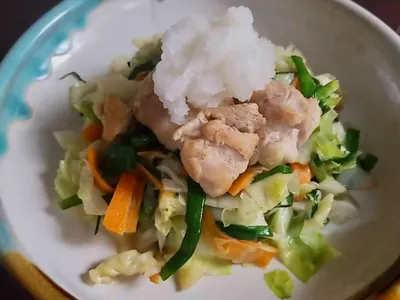 大根おろしをのせた鶏肉と野菜の炒め物