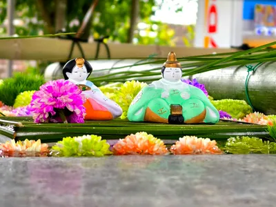 水に浮かぶ殿様と姫様人形