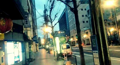 夕暮れの街路と歩道