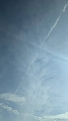 大空と飛行機雲(縦)