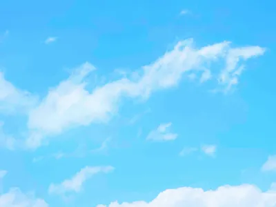 爽やかな青空と白い雲が広がる風景