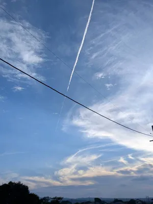 綺麗な青空と飛行機雲
