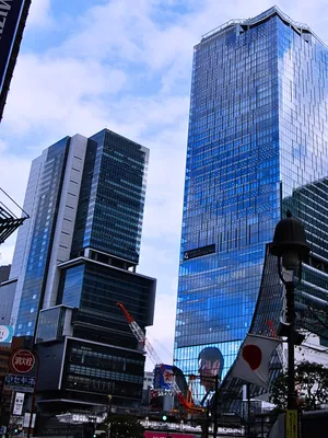 近代的な都市風景と高層ビル群