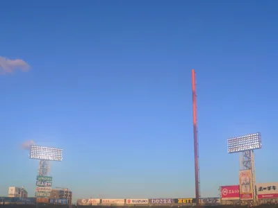 夕暮れの野球場、試合前の静けさ
