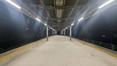 誰もいない駅のホーム