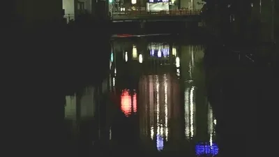 川に映る街灯