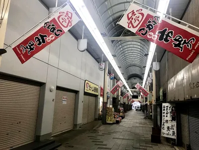 シャッターの閉まった市場のアーケード