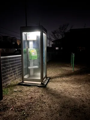 夜の電話ボックス