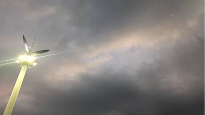 雨雲の隙間から見える青い空