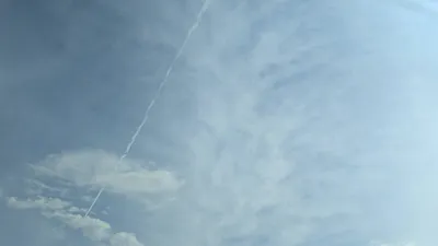 大空と飛行機雲(横)