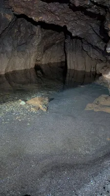 洞窟の底の湖(縦)