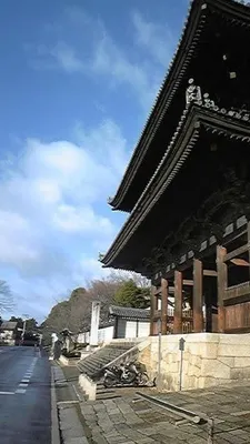 青空に伸びる仁和寺の二王門