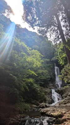 美しい滝と後光