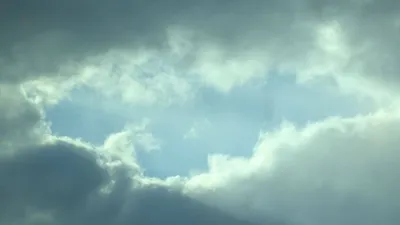 光射す雲の向こう