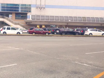都会の駐車場に並ぶ車たち