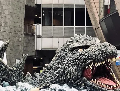 リバーウォークあれがゴジラ