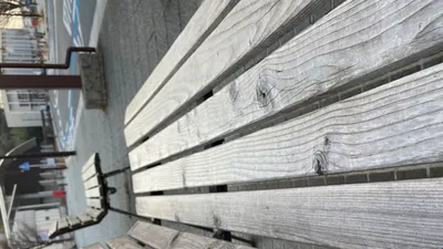色あせた木製ベンチの座面