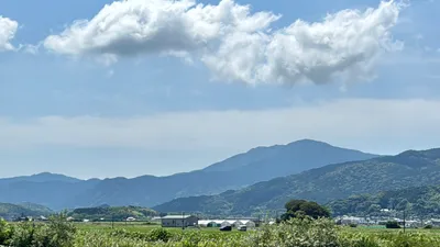 のどかな山間の風景と白い雲