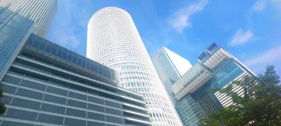 現代建築と青空のコントラスト