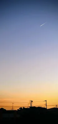 飛行機雲が残る夕暮れの空