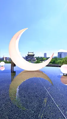 水辺に浮かぶ三日月のオブジェと城