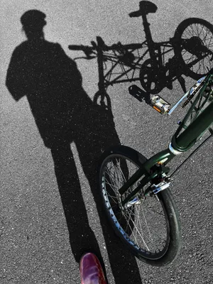 自転車と人の影が描くストーリー