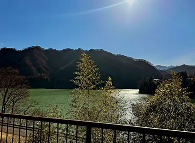 穏やかな湖と山の風景