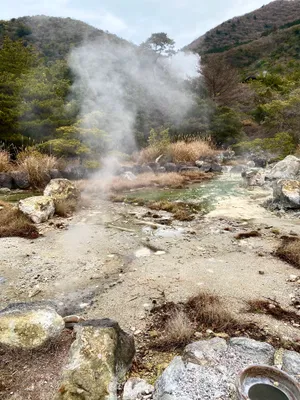 山間の静かな温泉地の風景
