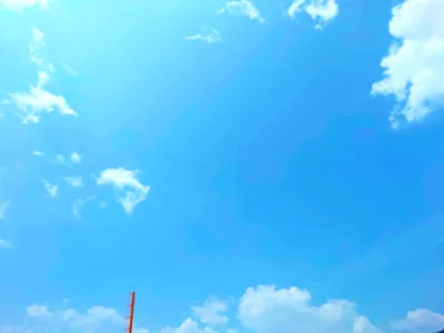 澄み渡る青空と浮かぶ雲